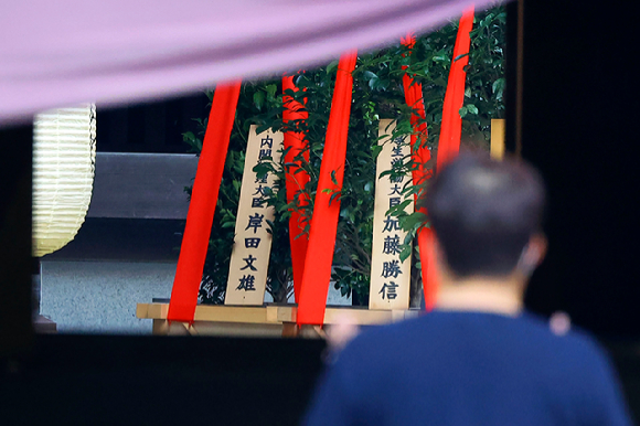 지난 2022년 10월 17일 일본 도쿄의 야스쿠니 신사에 기시다 후미오 총리가 봉납한 공물(왼쪽)이 놓여 있다. [사진=뉴시스]