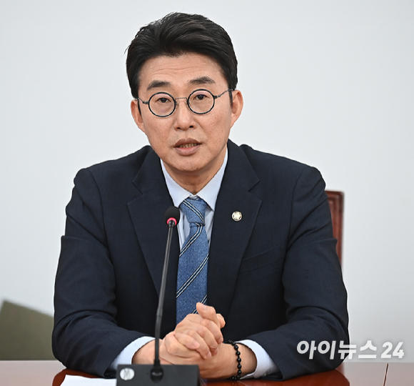 노종면 더불어민주당 원내대변인이 28일 오후 서울 여의도 국회에서 국정협의회 무산 관련 백브리핑을 하고 있다. [사진=곽영래 기자]