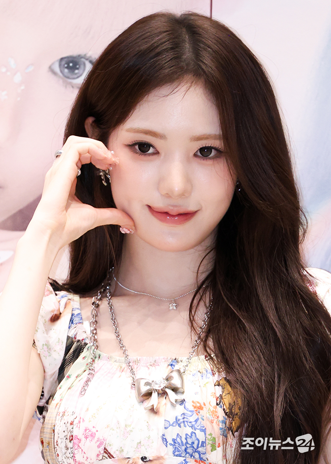 그룹 키키 수이가 6일 오전 서울 성동구 성수동 펍지 성수에서 진행된 세 번째 미니앨범 '와이키키(WhyKiiiKiii)' 발매 기념 팝업 스토어 '와이키키 듀티 프리 팝업(WhyKiiiKiii Duty Free POP-UP)' 오픈 행사에 참석해 포즈를 취하고 있다. [사진=문수지 기자]