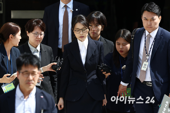 윤석열 전 대통령 부인 김건희 씨가 12일 오후 서울 서초구 서울중앙지방법원에서 열린 구속 전 피의자 심문(영장실질심사)을 마치고 법원을 나서고 있다. [사진=사진공동취재단]