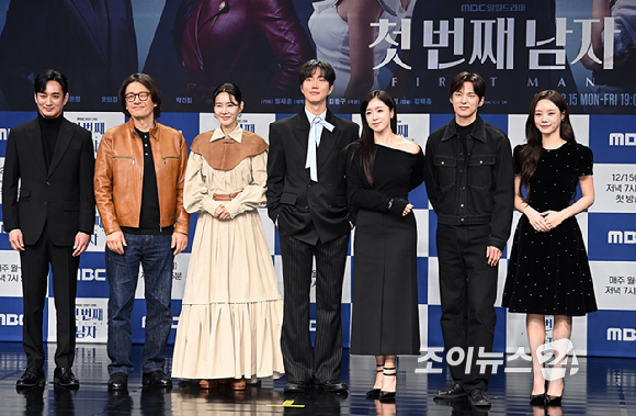 배우 이재황, 정찬, 오현경, 박건일, 함은정, 윤선우, 김민설이 10일 서울 마포구 상암동 MBC 사옥에서 열린 MBC 새 일일 '첫 번째 남자' 제작발표회에서 포즈를 취하고 있다. [사진=곽영래 기자]