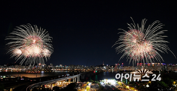 '2026 서울세계불꽃축제'가 5일 서울 여의도 한강공원 일대에서 열린 가운데 화려한 불꽃이 밤하늘을 장식하고 있다. [사진=곽영래 기자]