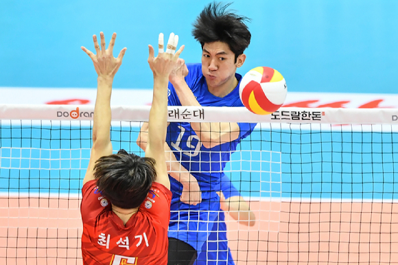 현대캐피탈과 한국전력에서 뛰던 김재휘와 최석기. 둘은 우리카드에서 동료로 만나게 됐다. [사진=한국배구연맹(KOVO)]