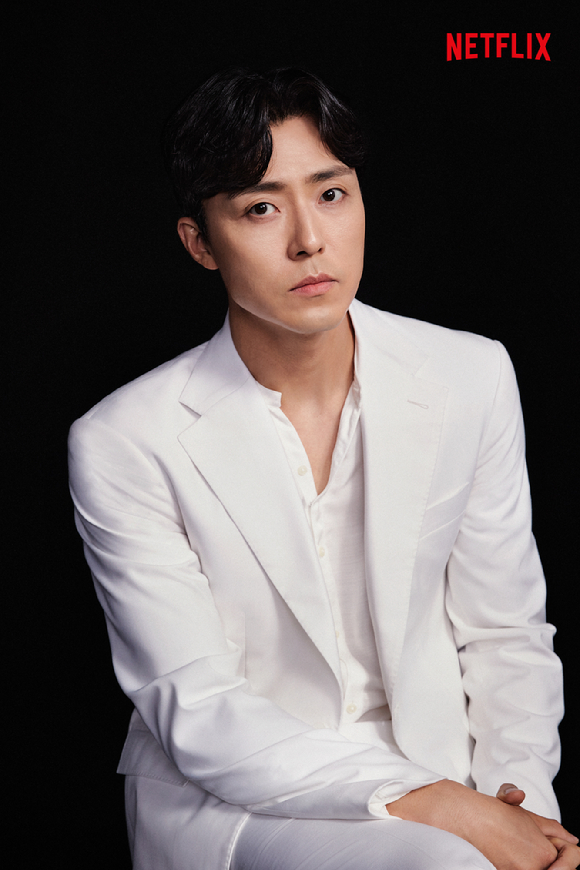 배우 이무생이 넷플릭스 '고요의 바다' 인터뷰에 앞서 포즈를 취하고 있다. [사진=넷플릭스]