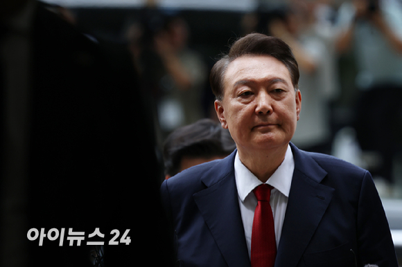 12·3 비상계엄과 관련해 특검의 수사를 받는 윤석열 전 대통령이 두 번째 구속 전 피의자 심문(영장실질심사)을 받기 위해 9일 오후 서울 서초구 중앙지법으로 출석하고 있다. [사진=사진공동취재단]