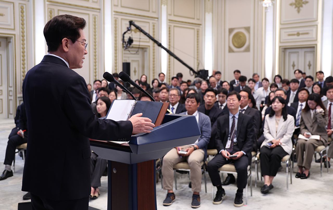 이재명 대통령이 18일 청와대 영빈관에서 열린 기자회견에서 취재진의 질문을 듣고 있다. 2026.9.18 [사진=연합뉴스]