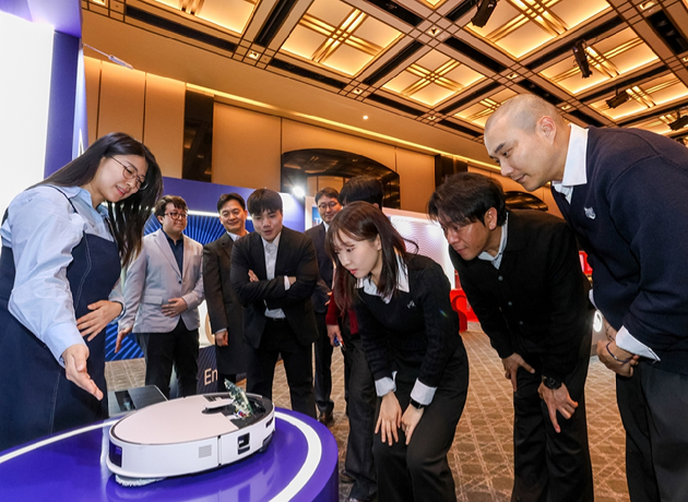 삼성전자가 지난 20일 용산구 그랜드 하얏트 서울에서 열린 '2026 주한미국상공회의소(암참) 이사진 취임식'에서 로봇청소기 '비스포크 AI 스팀'을 전시했다. [사진=삼성전자]