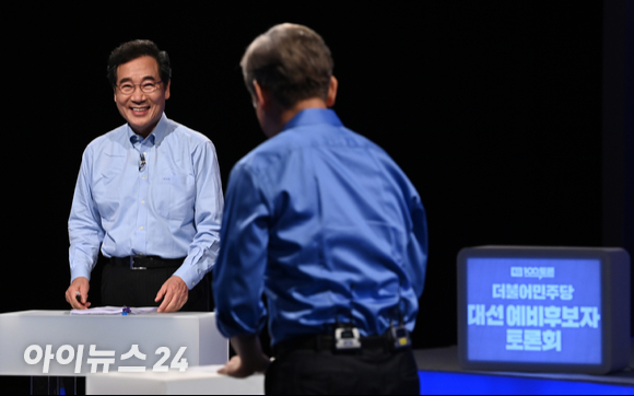 더불어민주당 이낙연 대선 경선 후보(왼쪽)와 이재명 후보가 14일 오후 서울 마포구 상암동 MBC 사옥에서 열린 MBC 100분 토론에 참석해 리허설을 하며 미소를 짓고 있다.