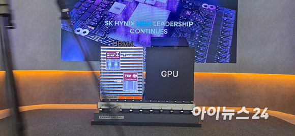 22일 서울 강남구 코엑스에서 개막한 반도체대전(SEDEX)의 SK하이닉스 전시관에 마련된 HBM4 전시공간. [사진=박지은 기자]