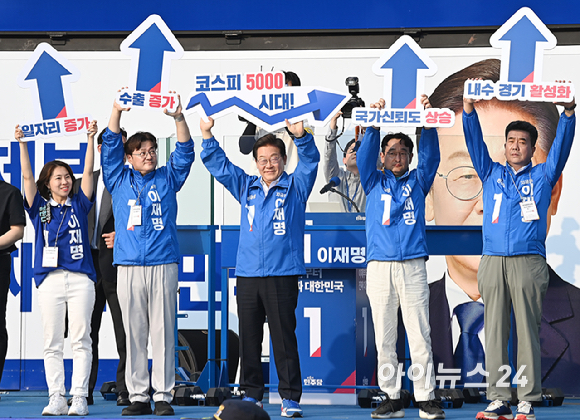 이재명 더불어민주당 대선 후보가 29일 오후 서울 서초구 고속버스터미널 앞에서 유세를 하고 있다. [사진=곽영래 기자]