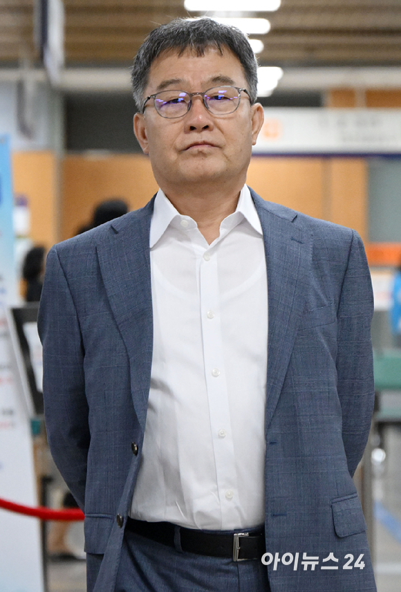 '대장동 개발 특혜 혐의'를 받는 화천대유자산관리 대주주 김만배 씨가21일 서울 서초구 서울중앙지법에 출석하고 있다. [사진=사진공동취재단 ]