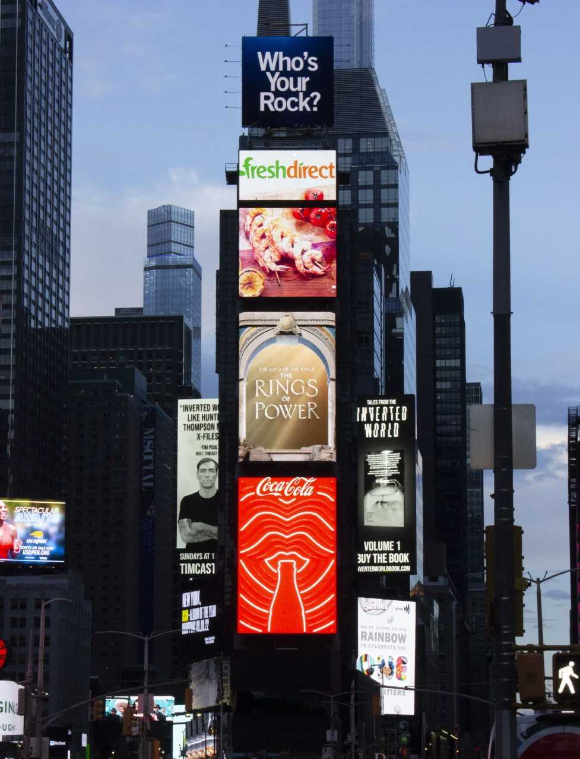 삼성전자가 미국 뉴욕 타임스 스퀘어에서 네오 QLED 8K, '반지의 제왕:힘의 반지'와 관련한 옥외 광고를 진행하는 모습 [사진=삼성전자]