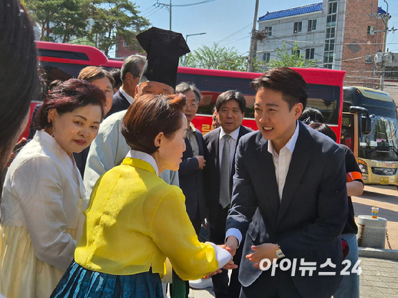 이준석 개혁신당 대선 후보가 14일 오후 부산 서면 '젊음의 거리'에서 유세를 진행하고 있다. [사진=김주훈 기자]