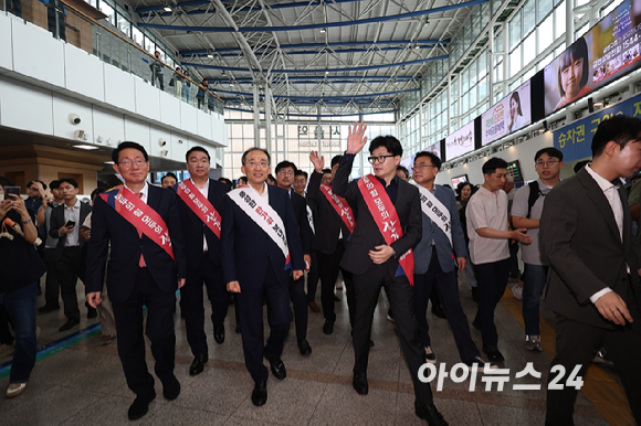 한동훈 국민의힘 대표를 비롯한 지도부가 13일 오전 서울 용산구 서울역KTX 대합실에서 귀성객과 인사를 하고 있다. [사진=정소희 기자]