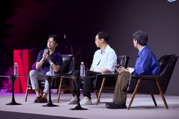 하정수 넷플릭스 한국 프로덕션 총괄과 이기오 넷플릭스 한국 콘텐츠 디렉터가 넷플릭스 ''스위트홈' 시작부터 피날레까지의 여정' 행사에서 대화를 나누고 있다. [사진=넷플릭스]