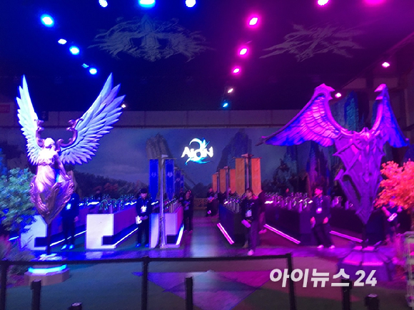 지스타 2025 메인 스폰서를 맡은 엔씨소프트 부스. [사진=문영수 기자]