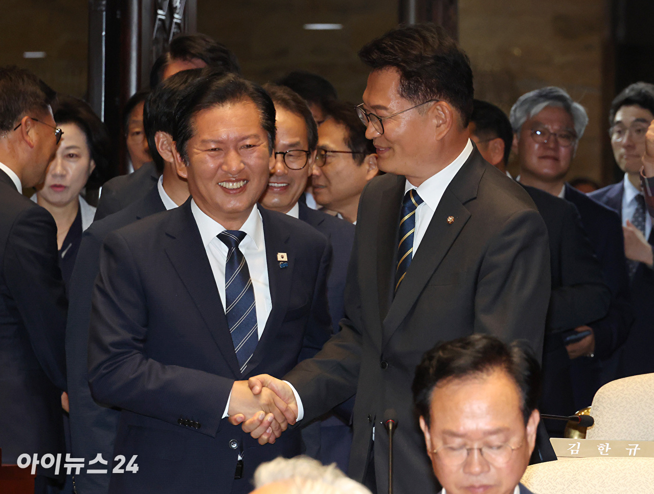 더불어민주당 정청래 당대표와 송영길 의원이 11일 서울 여의도 국회에서 열린 의원총회에서 악수를 하고 있다. [사진=곽영래 기자]