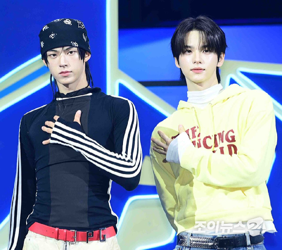 그룹 투어스(왼쪽부터 한진, 영재, 도훈, 신유, 경민, 지훈)이 13일 오후 서울 광진구 예스24라이브홀에서 열린 투어스(TWS) 네 번째 미니앨범 'play hard' 발매 쇼케이스에 참석하고 있다. [사진=정소희 기자]