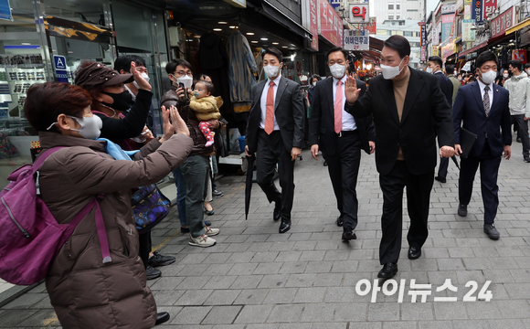 윤석열 대통령 당선인이 14일 당선 이후 첫 외부 공식일정으로 서울 남대문 시장을 찾아 시민들과 인사를 하고 있다. [사진=국회사진취재단]