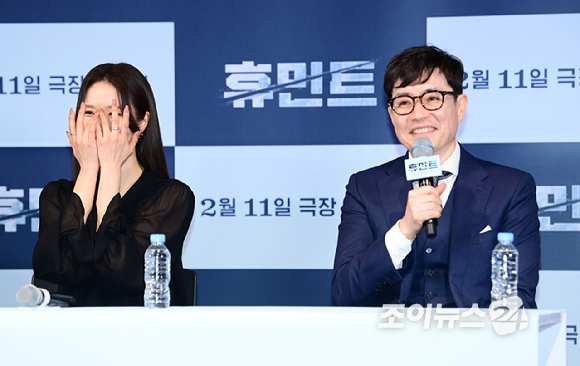 배우 신세경과 류승완 감독이 4일 오후 서울 CGV 용산아이파크몰에서 열린 영화 '휴민트'(감독 류승완) 언론시사회에 참석하고 있다. [사진=정소희 기자]