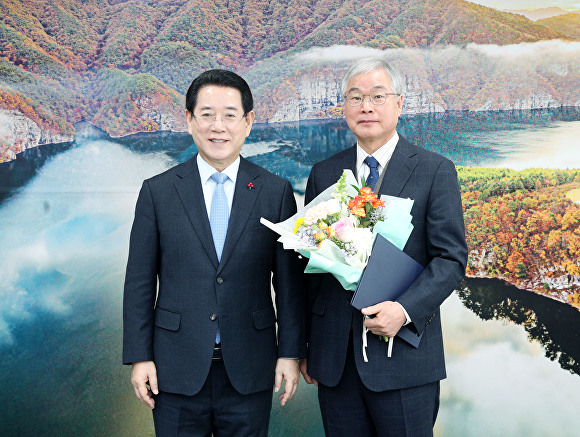 홍영기 교수(오른쪽)가 김영록 전남도지사로부터 임명장을 수여한 후 기념촬영을 하고 있다. [사진=전남도]