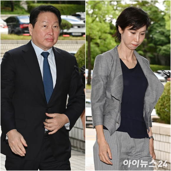 최태원 SK그룹 회장(왼쪽)과 노소영 아트센터 나비 관장이 26일 서울 서초구 서울고등법원에서 열린 재산 분할 파기환송심 2차 변론기일에 출석하고 있다. [사진=곽영래 기자]