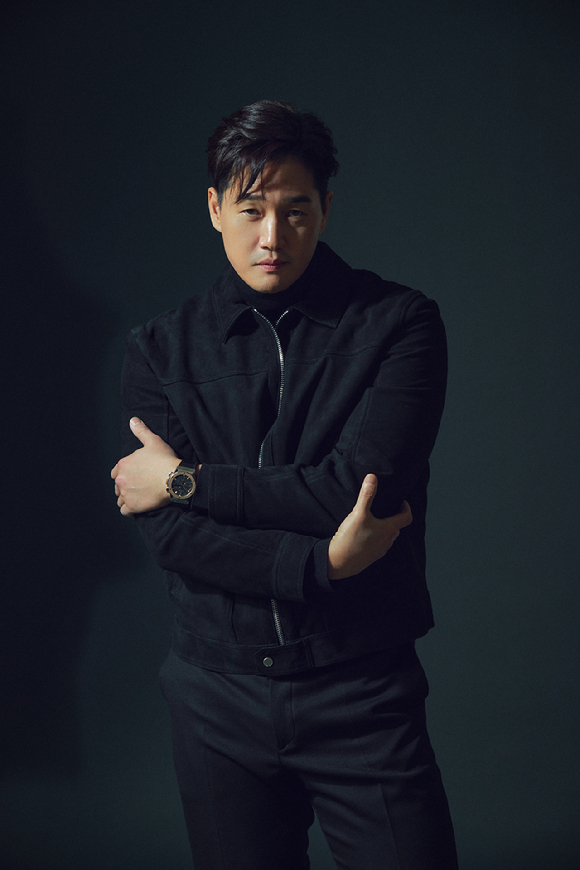 '비질란테'에 출연한 배우 유지태가 인터뷰에 앞서 사진촬영을 하고 있다. [사진=월트디즈니 컴퍼니 코리아]