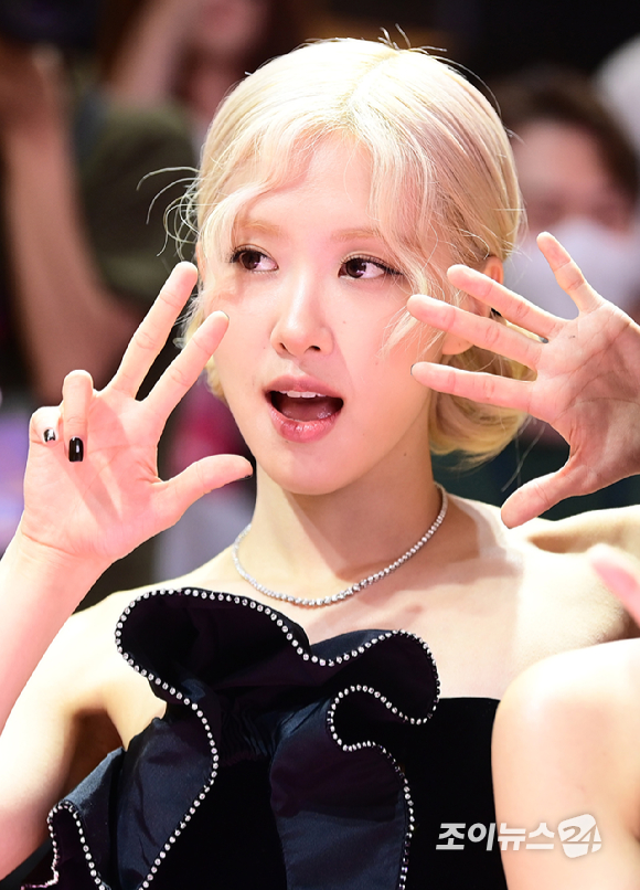 [창간21년] 로제, 올해의 가수+노래 1위 &apos;2관왕&apos;…&apos;골든&apos;·지디·제니 호성적