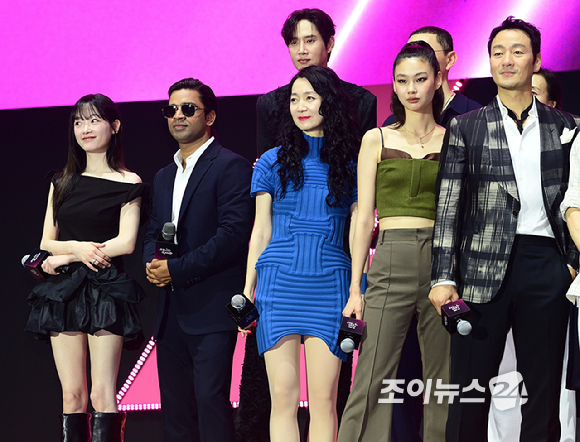 28일 오후 서울시청 앞 서울광장에서 열린 넷플릭스·서울특별시 공동주최 2025 K콘텐츠 서울여행주간 '오징어 게임​' 시즌3 피날레 이벤트에서 황동혁 감독을 비롯한 전시즌 출연 배우들이 포토타임을 갖고 있다. [사진=정소희 기자]