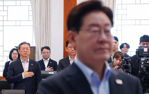 이재명 대통령과 정성호 법무부장관이 지난 4일 청와대에서 열린 국무회의에서 국민의례를 하고 있다. 2026.8.4 [청와대통신사진기자단] [사진=연합뉴스]