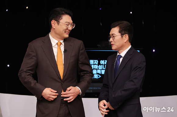 김정철 개혁신당 서울시장 후보와 정원오 더불어민주당 서울시장 후보가 28일 오후 서울 마포구 SBS프리즘타워에서 열린 2026 서울특별시장선거 후보자 토론회 시작 전 대화를 하고 있다. [사진=정소희 기자]