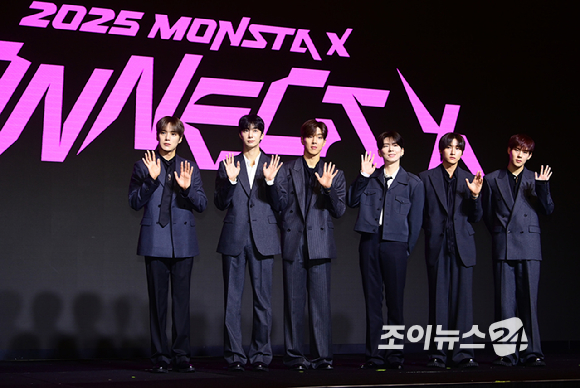 그룹 몬스타엑스가 16일 오후 서울 영등포구 여의도 콘래드 호텔에서 열린 몬스타엑스(MONSTA X) 데뷔 10주년 기념 기자간담회에 참석해 포토타임을 갖고 있다. [사진=정소희 기자]