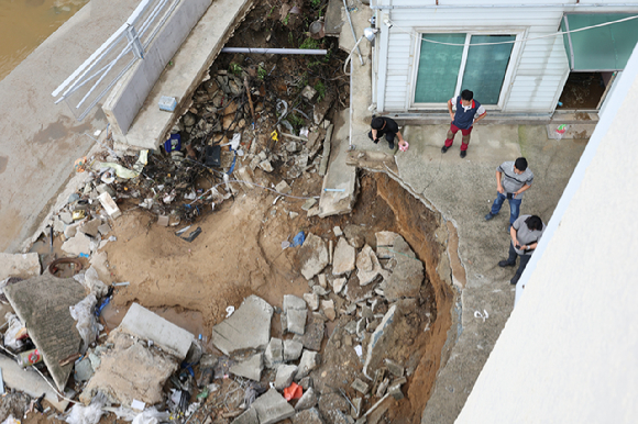 18일 오전 광주 북구 신안동 한 공장의 바닥이 전날 쏟아진 역대급 폭우의 영향으로 무너져있다. 전날 광주에는 하루 426.4㎜의 비가 내려 기상 관측 이래 가장 많은 강수량을 보였다. 2025.7.18 [사진=연합뉴스]