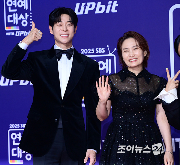 '우리들의 발라드' 대니구-박경림-미미-정승환이 30일 오후 서울 마포구 상암동 SBS 프리즘타워에서 열린&nbsp;2025 SBS 연예대상&nbsp;레드카펫 행사에 참석하고 있다. [사진=정소희 기자]