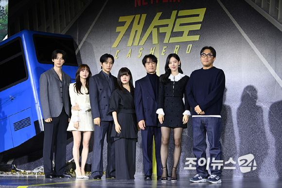 배우 이채민, 김혜준, 이준호, 김향기, 김병철, 강한나가 22일 오전 서울 강남구 삼성동 웨스틴 서울 파르나스에서 열린 넷플릭스 시리즈 '캐셔로' 제작발표회에 참석해 포즈를 취하고 있다. [사진=문수지 기자]