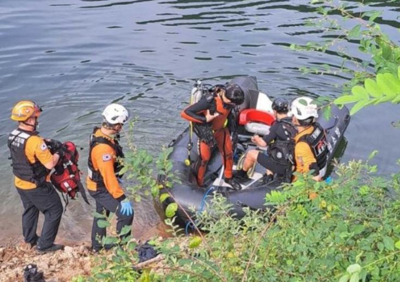 강원도 홍천 대룡저수지에서 40대 형제가 실종된 가운데 이들 중 형이 숨진 채 발견됐다. 지난 27일 소방당국이 강원 홍천 북방면 성동리 소재 대룡저수지에서 40대 작업자 2명을 수색중이다. [사진=홍천소방서]