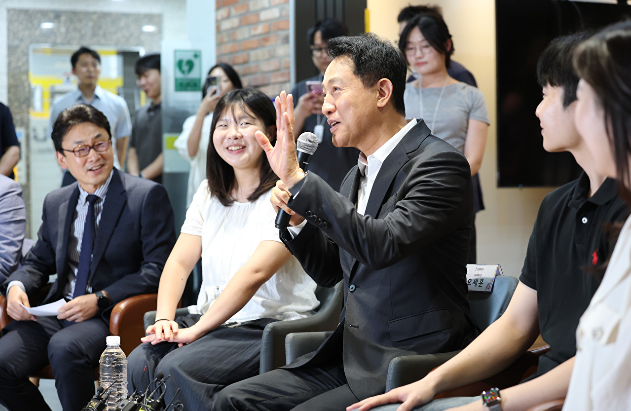 오세훈 서울시장이 18일 서울 성동구 링키지랩에서 열린 서울영커리언스 인턴십 현장소통 간담회에 참석해 인사말하고 있다. 2026.6.18 [사진=연합뉴스]