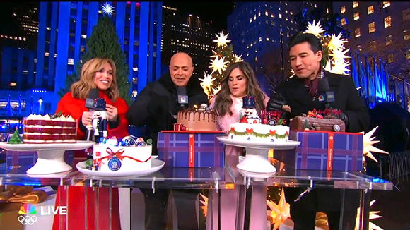 지난 3일(현지시간) 미국 뉴욕 록펠러센터 크리스마스트리 점등식 NBC 생방송에서 진행자들이 파리바게뜨 홀리데이 시즌 케이크를 소개하고 있다. NBC 방송 캡쳐 사진. [사진=SPC]
