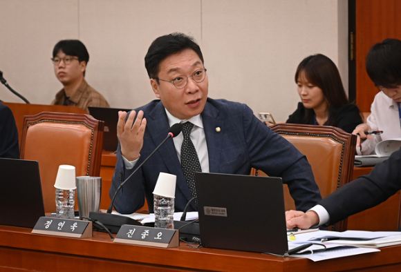 국가자격을 가진 관광통역안내사가 '조선은 중국의 속국'이라는 취지 안내를 한 사실이 알려져 논란이 일고 있다. 본 기사와 무관한, AI 생성 이미지. [사진=제미나이 생성 이미지]