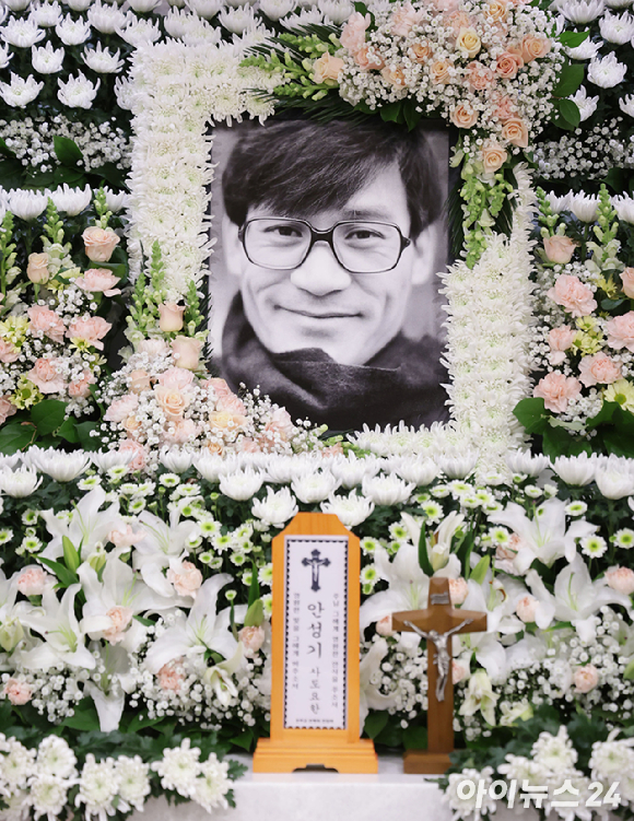 배현진 국민의힘 의원이 최근 별세한 '국민배우' 안성기의 빈소를 찾았다가 복장과 태도 등으로 논란에 휘말렸다. 사진은 고인의 빈소를 찾은 배 의원. [사진=채널A 유튜브 캡처]