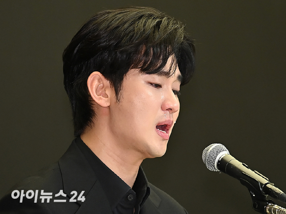 배우 김수현이 서울 마포구 상암동 스탠포드호텔 서울에서 기자회견을 하고 있다. [사진=곽영래 기자]