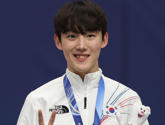 12일(현지시간) 이탈리아 밀라노 아이스스케이팅 아레나에서 열린 2026 밀라노ㆍ코르티나담페초 동계올림픽 쇼트트랙 남자 1,000m 결승에서 동메달을 획득한 한국 임종언이 시상대에서 기념사진을 촬영하고 있다. [사진=연합뉴스]