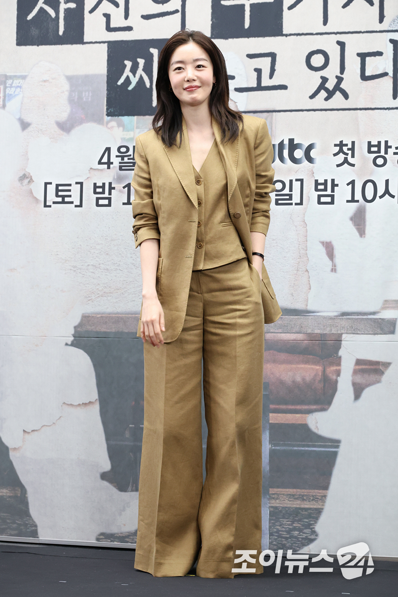 배우 한선화가 17일 오후 서울 마포구 상암동 스탠포드 호텔에서 열린 JTBC 새 토일드라마 '모두가 자신의 무가치함과 싸우고 있다' 제작발표회에 참석해 포즈를 취하고 있다. [사진=문수지 기자]