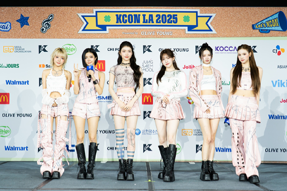 그룹 케플러가 지난 1일(현지시간)부터 3일까지 미국 로스앤젤레스 크립토닷컴 아레나에서 열린 K-팝 팬&아티스트 페스티벌 '케이콘 엘에이 2025(KCON LA 2025)' 레드카펫 행사에 참석해 포즈를 취하고 있다. [사진=CJ ENM]