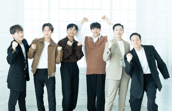 그룹 비투비가 21일 온라인으로 진행된 비투비 정규 3집 'Be Together' 발매 기념 기자간담회에 참석해 포즈를 취하고 있다. [사진=큐브엔터테인먼트]