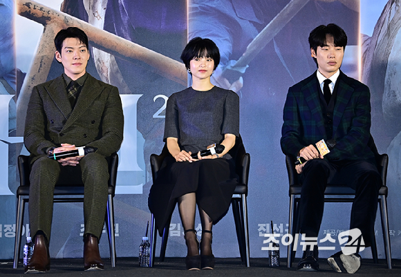 배우 김우빈, 김태리, 류준열이 22일 오전 서울 용산구 CGV 용산아이파크몰에서 열린 영화 '외계+인 2부' 제작보고회에 참석하고 있다. [사진=곽영래 기자]