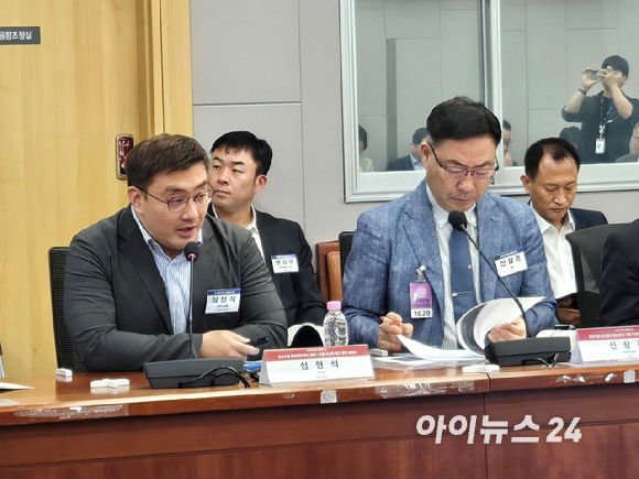 심현석 방위사업청 미래전력사업본부 첨단항공엔진 파트리더(왼쪽)와 신상준 한국항공우주산업(KAI) 미래전략실장이 17일 국회서 열린 '방산수출 활성화와 핵심 장비, 부품 국산화 제고 방안 세미나'에서 발언하고 있다. [사진=최란 기자]