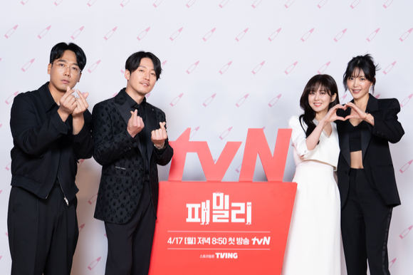 배우 김남희, 장혁, 장나라, 채정안이 12일 온라인으로 진행된 tvN 새 월화드라마 '패밀리' 제작발표회에 참석해 포즈를 취하고 있다. [사진=tvN]