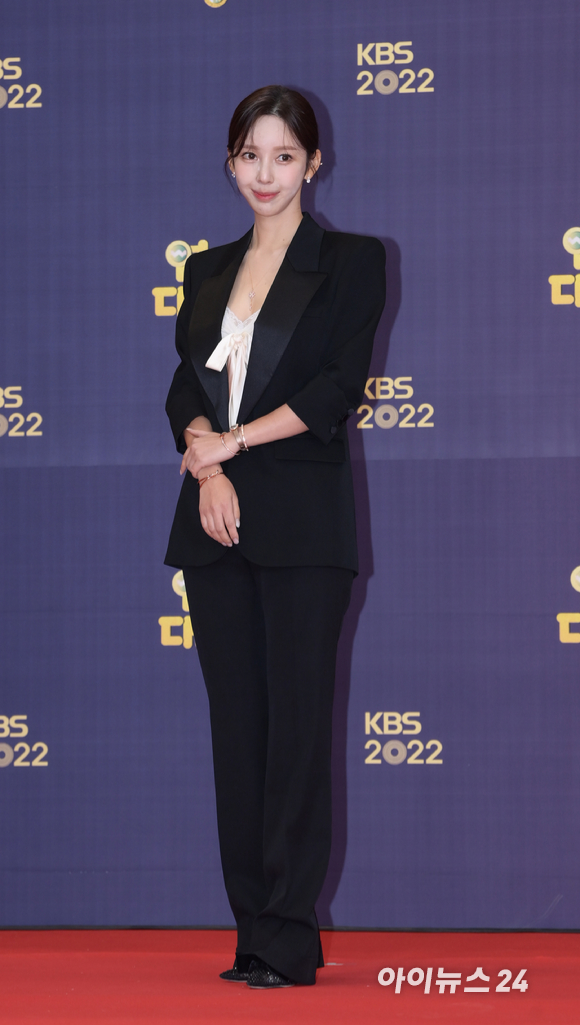 웹툰작가 야옹이(김나영)가 24일 오후 서울 영등포구 KBS 신관공개홀에서 열린 '2022 KBS 연예대상' 레드카펫 행사에 참석하고 있다. [사진=정소희 기자]