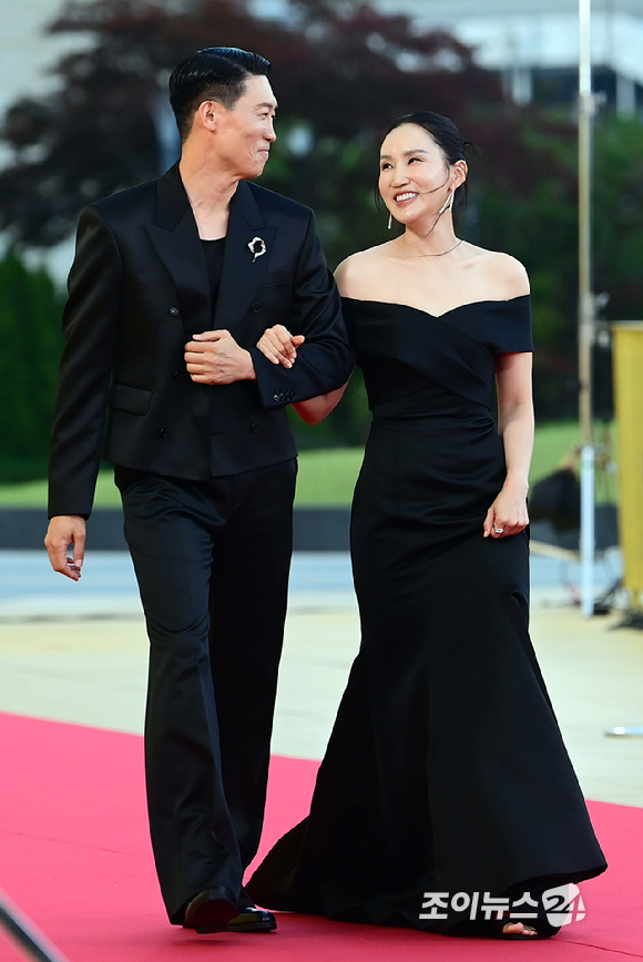 배우 진선규, 박보경 부부가&nbsp;31일 오후&nbsp;인천시 영종구 운서동 파라다이스시티에서 열린&nbsp;제5회 청룡시리즈어워즈&nbsp;레드카펫 행사에 참석하고 있다. [사진=정소희 기자]